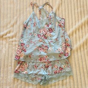 New with tags! Flora Nikrooz Floral Lace Trim Silk Sleepwear 2 Piece Set